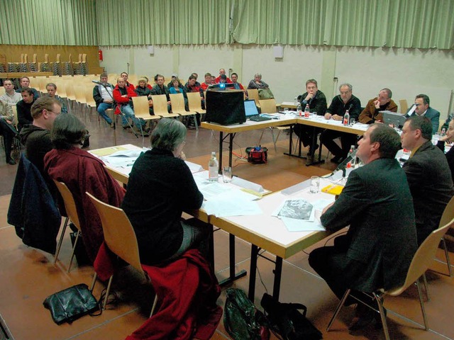 Vor allem Holcim-Mitarbeiter verfolgten Sitzung des Ortschaftsrats.  | Foto: Jochen Fillisch