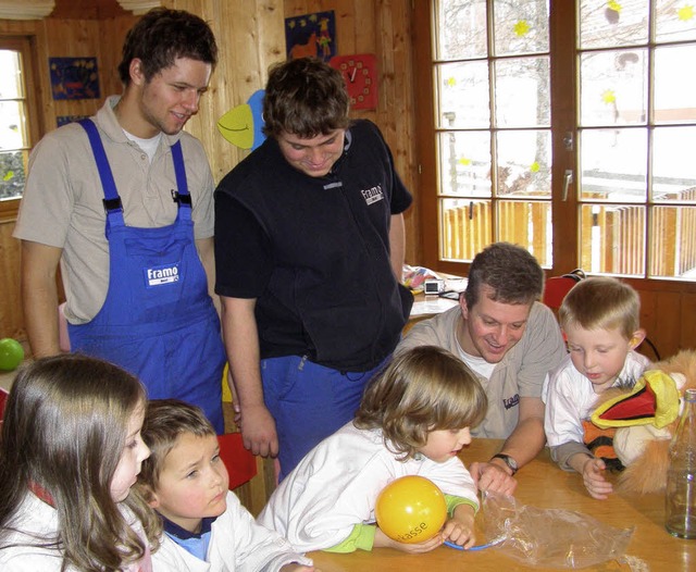 <Bildtext>Framo-Mitarbeiter experiment...kindergarten in Rtenbach. </Bildtext>  | Foto: Liane Schilling