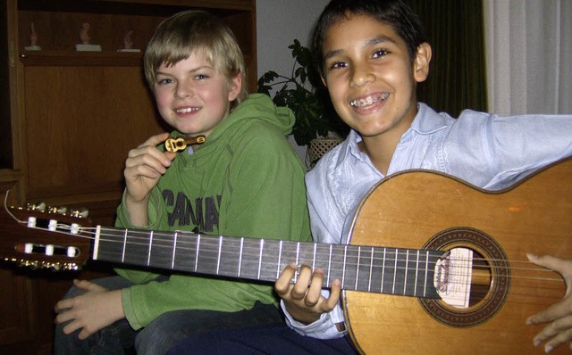 Felix hat eine Mini-Gitarre,  Julio eine groe Konzertgitarre.  | Foto: Privat