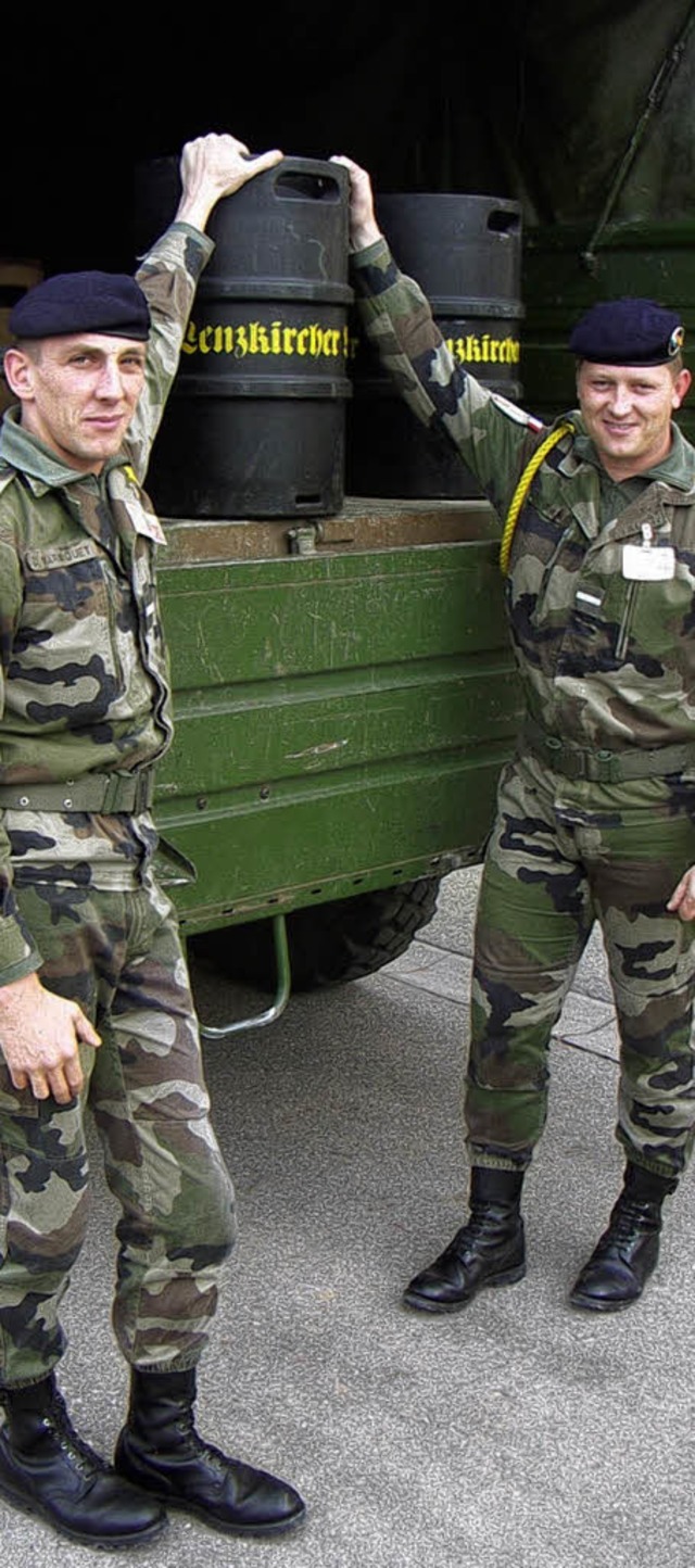 Bierfsser statt Waffen: Mit dem Lenzk...auf ihren Kosovo-Einsatz vorbereiten.   | Foto: Sebastian Kaiser