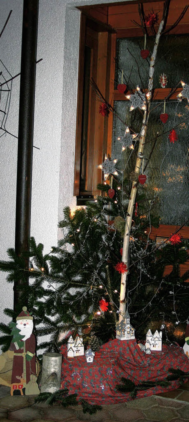 Leuchtender Adventsschmuck: In Hasel e...en. Jeden Abend geht ein Fenster auf.   | Foto: Heiner Fabry