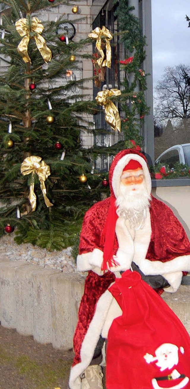 Der Nikolaus wartet schon, wie hier im...hweg  im Ortsteil Grenzach zu sehen.    | Foto: Heinz Vollmar