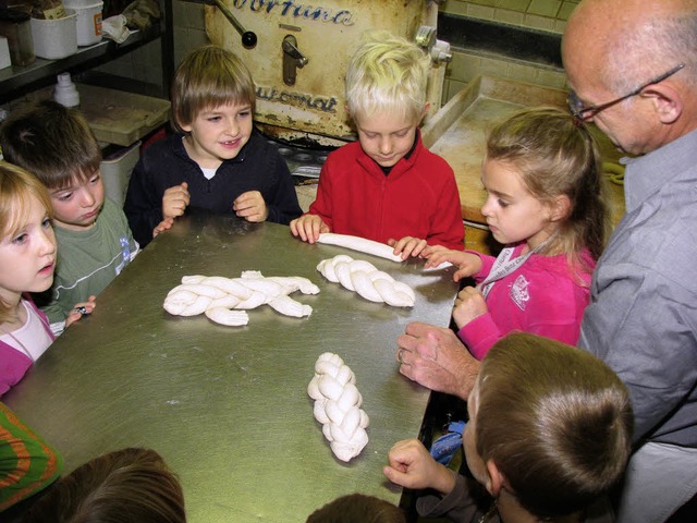 Neugierig verfolgten die Kinder, wie aus Teigwrsten Figuren wurden.   | Foto: Ulrich kluge