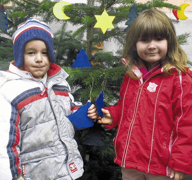 Jonas (vier) und Emily (fnf) aus Wald...cken an die Weihnachtsbume gehngt.    | Foto: Klatt-D&#8217;Souza