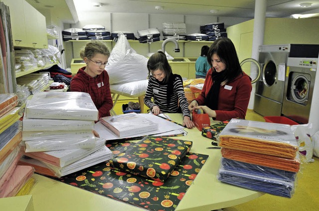 Im Bettenhaus Stiegeler verpacken (von...e-Garnituren als Weihnachtsgeschenke.   | Foto: Ingo Schneider