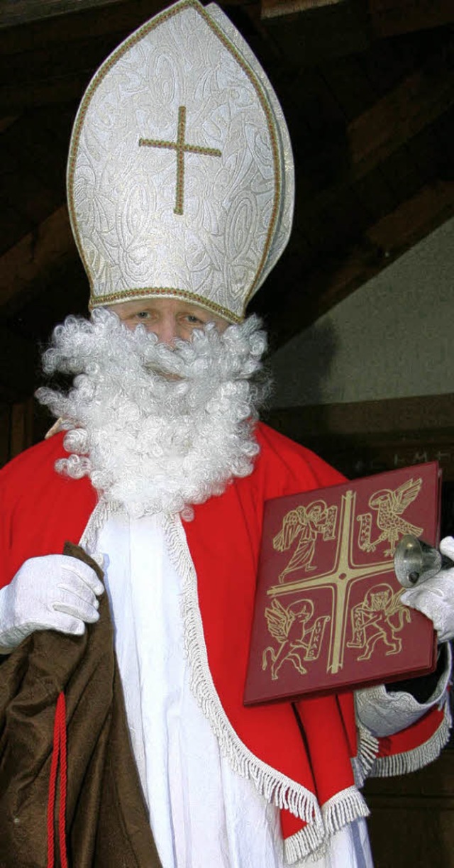 Andreas Alt  mit Bischofsgewand und  goldenem Buch   | Foto: Korinth