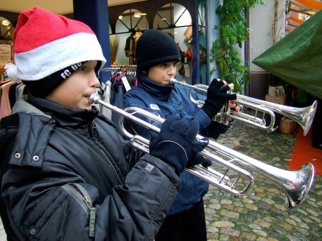 Geschenke, Kulinarisches und funkelnde Lichter ziehen die Besucher an.