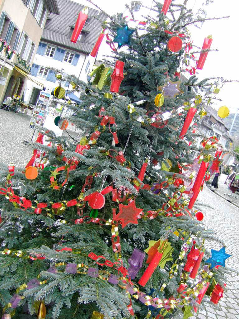 Geschenke, Kulinarisches und funkelnde Lichter ziehen die Besucher an.