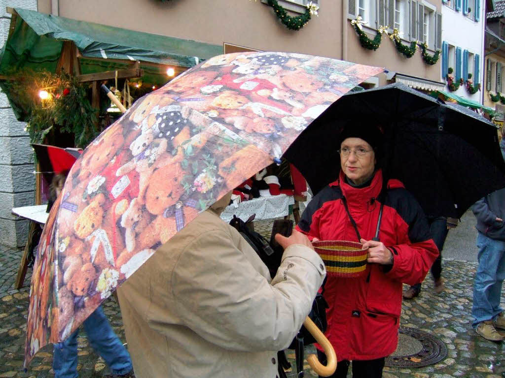 Geschenke, Kulinarisches und funkelnde Lichter ziehen die Besucher an.