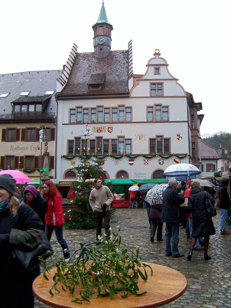 Geschenke, Kulinarisches und funkelnde Lichter ziehen die Besucher an.