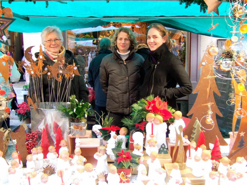 Geschenke, Kulinarisches und funkelnde Lichter ziehen die Besucher an.