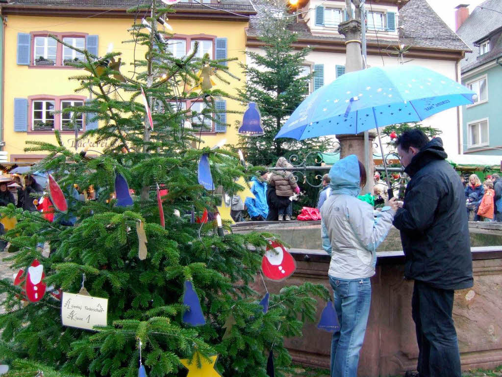 Geschenke, Kulinarisches und funkelnde Lichter ziehen die Besucher an.