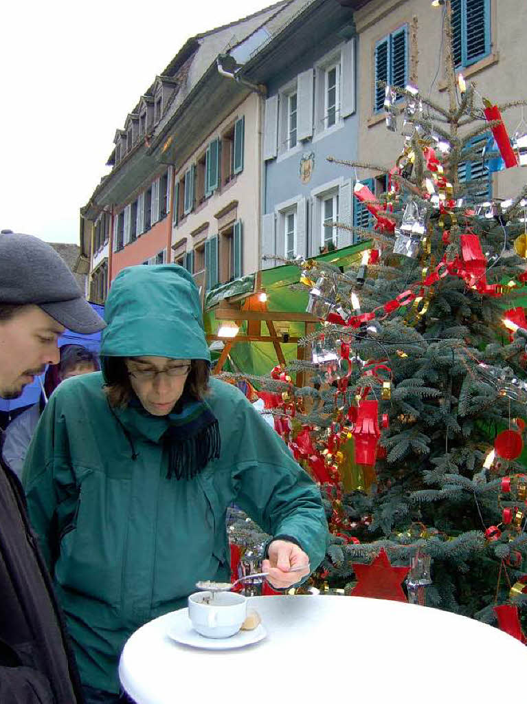 Geschenke, Kulinarisches und funkelnde Lichter ziehen die Besucher an.