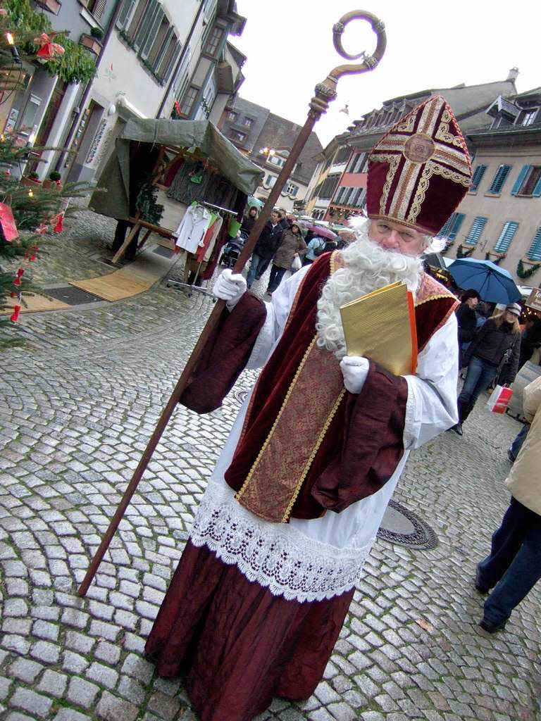 Geschenke, Kulinarisches und funkelnde Lichter ziehen die Besucher an.