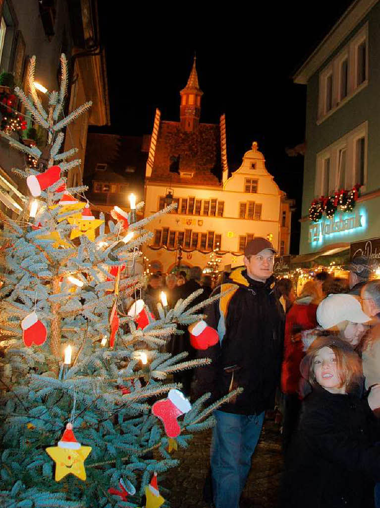 Geschenke, Kulinarisches und funkelnde Lichter ziehen die Besucher an.