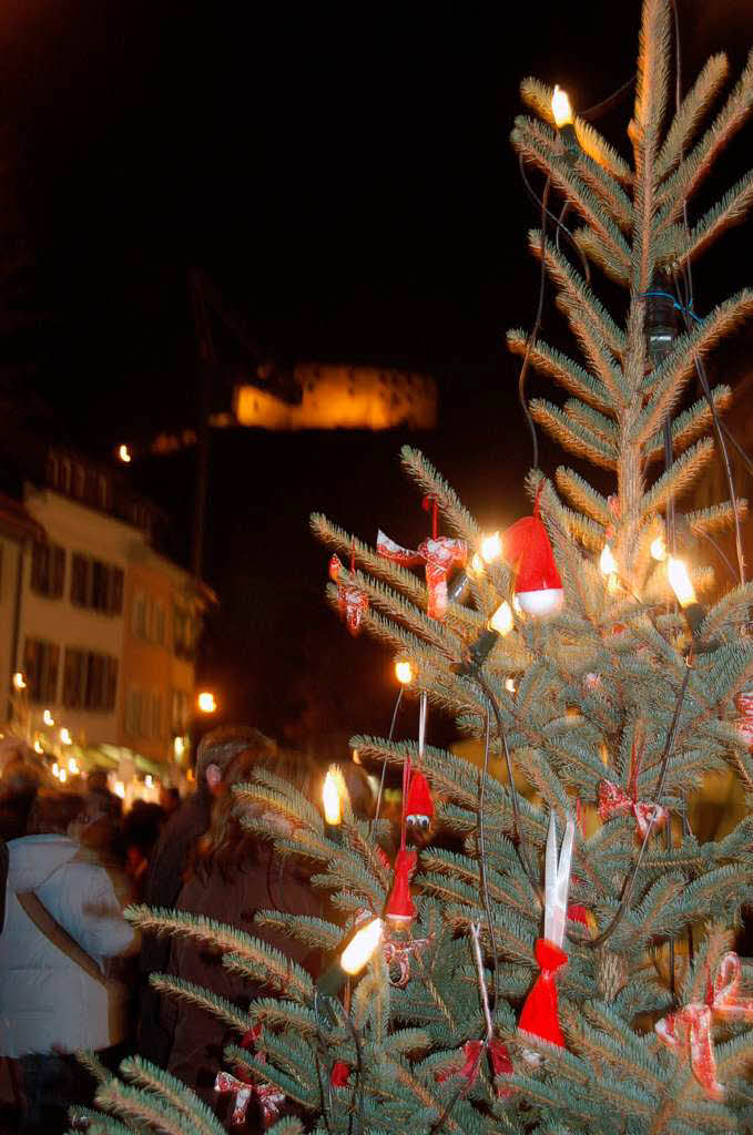 Geschenke, Kulinarisches und funkelnde Lichter ziehen die Besucher an.