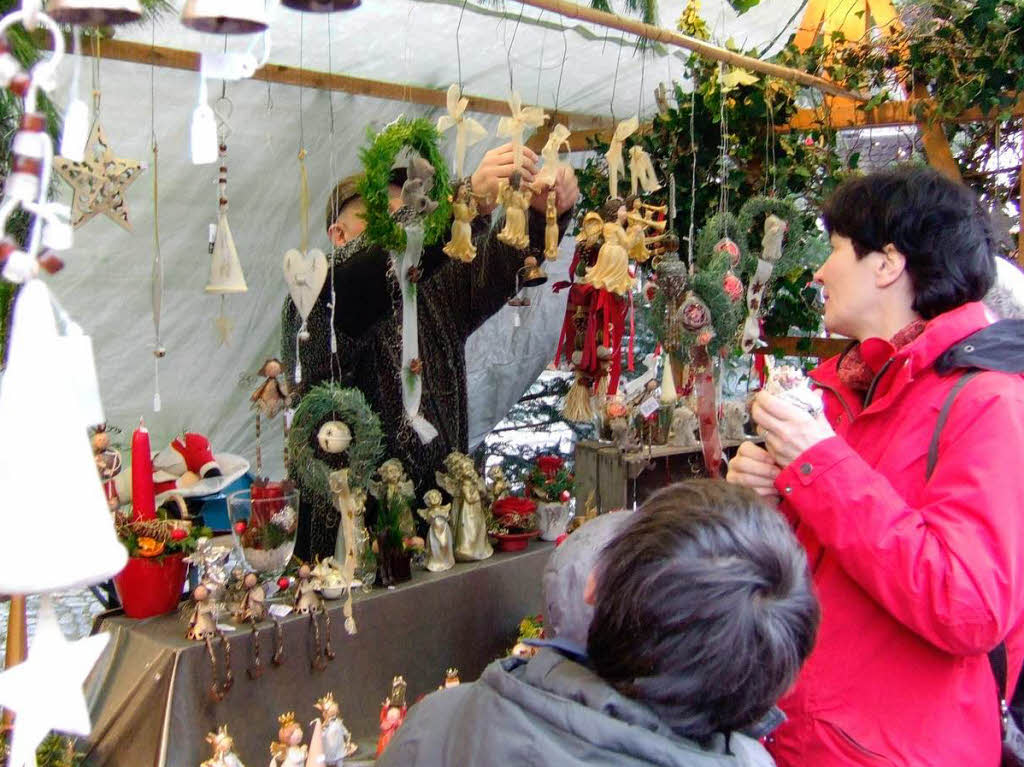 Geschenke, Kulinarisches und funkelnde Lichter ziehen die Besucher an.