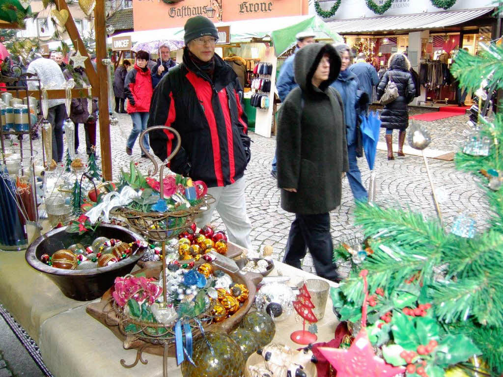 Geschenke, Kulinarisches und funkelnde Lichter ziehen die Besucher an.