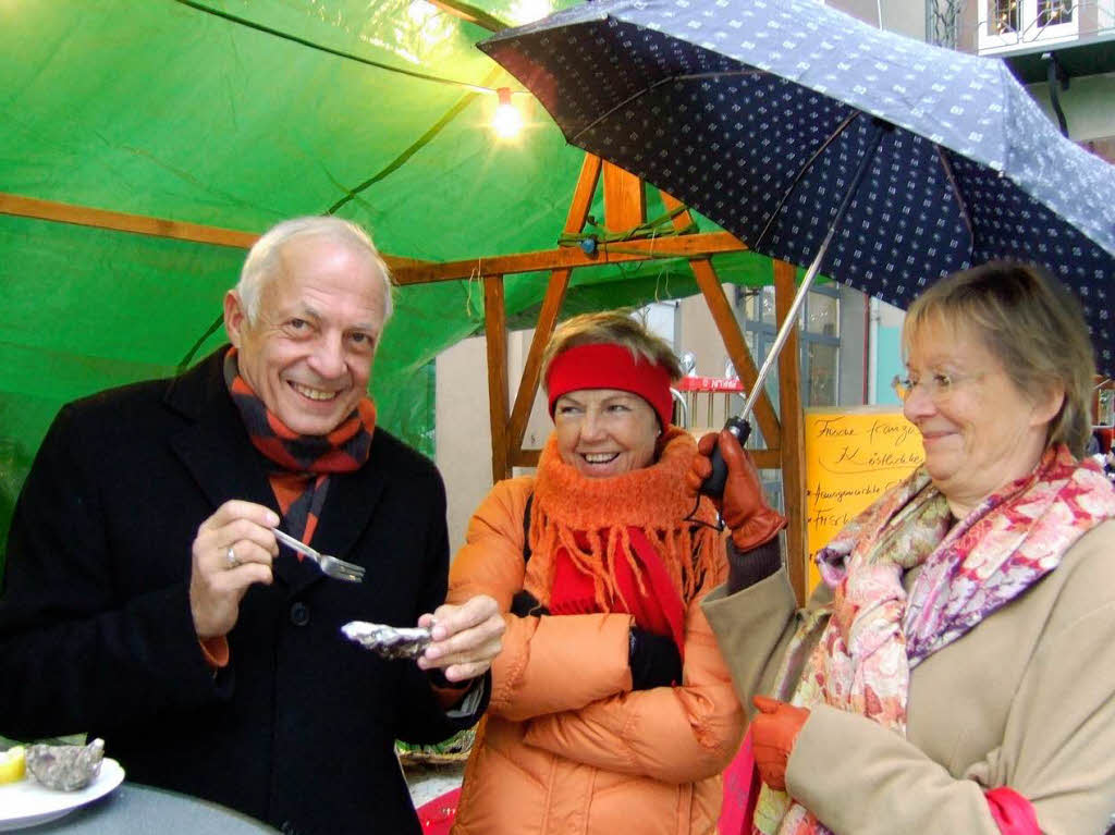 Geschenke, Kulinarisches und funkelnde Lichter ziehen die Besucher an.