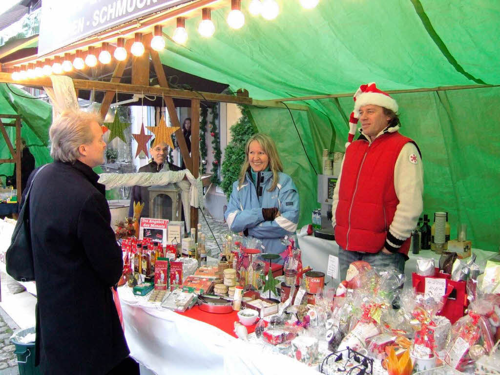 Geschenke, Kulinarisches und funkelnde Lichter ziehen die Besucher an.