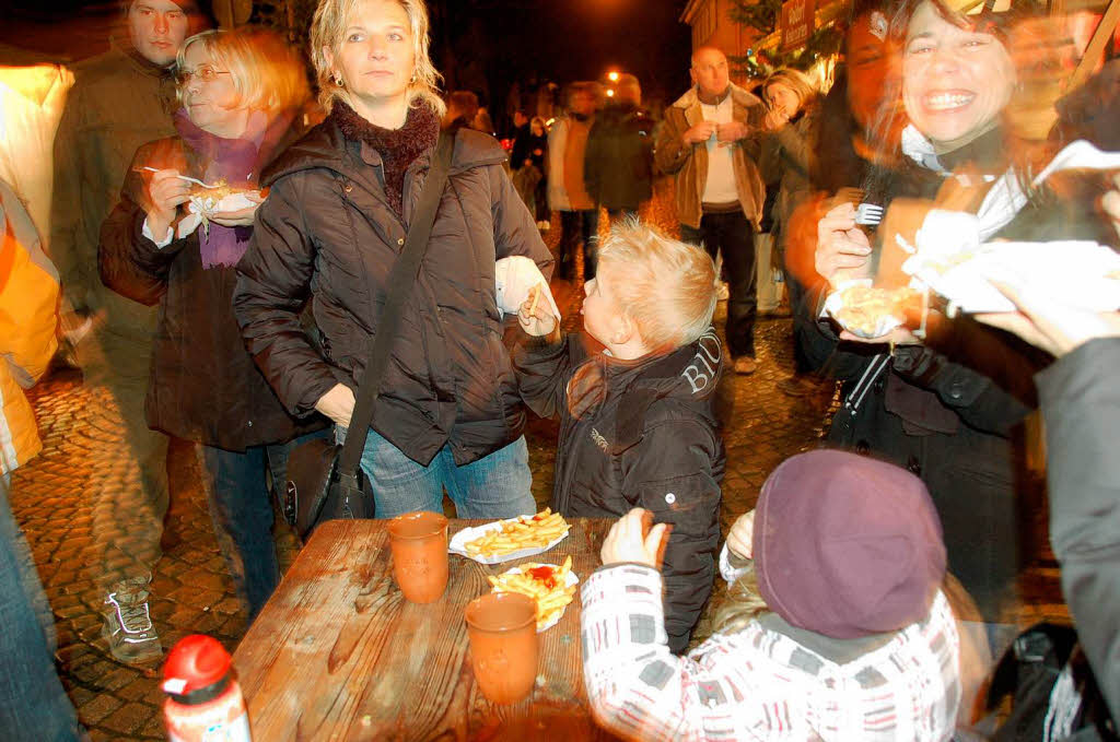 Geschenke, Kulinarisches und funkelnde Lichter ziehen die Besucher an.