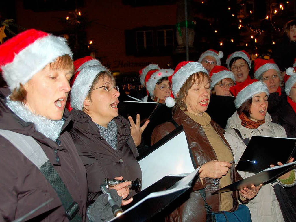 Geschenke, Kulinarisches und funkelnde Lichter ziehen die Besucher an.