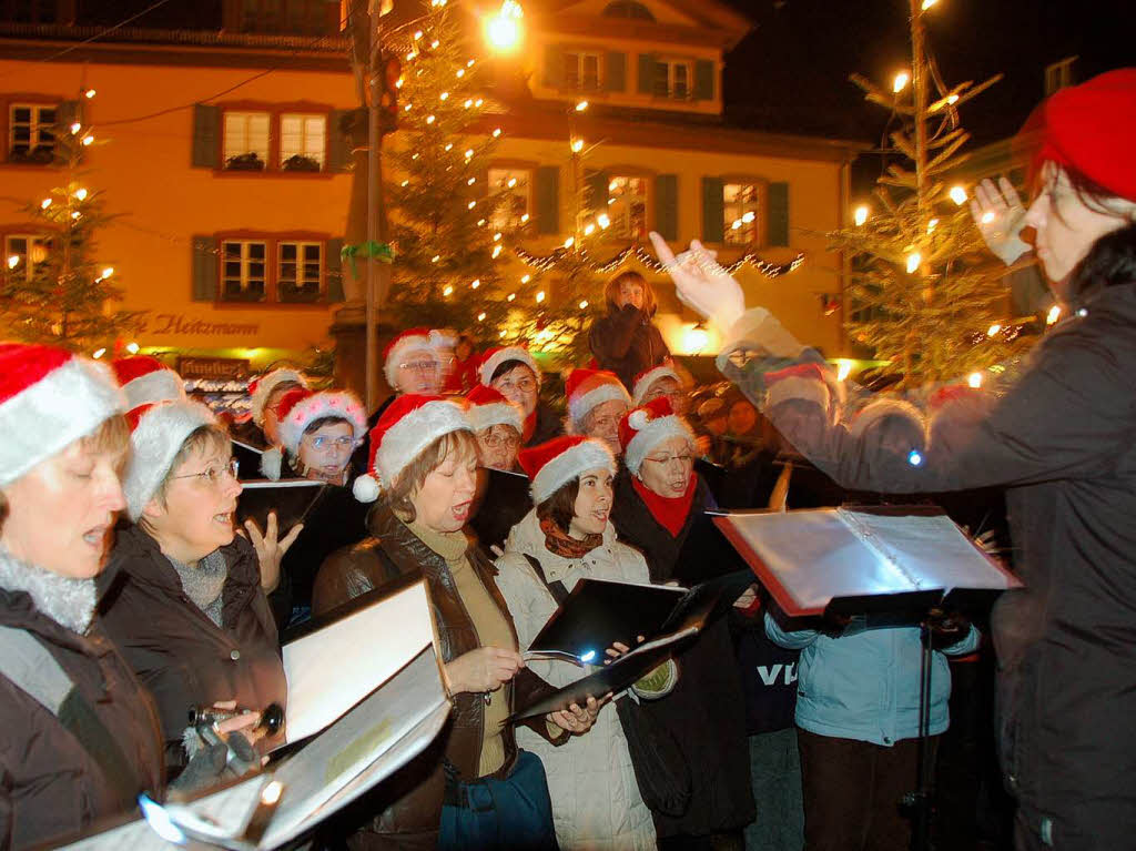 Geschenke, Kulinarisches und funkelnde Lichter ziehen die Besucher an.