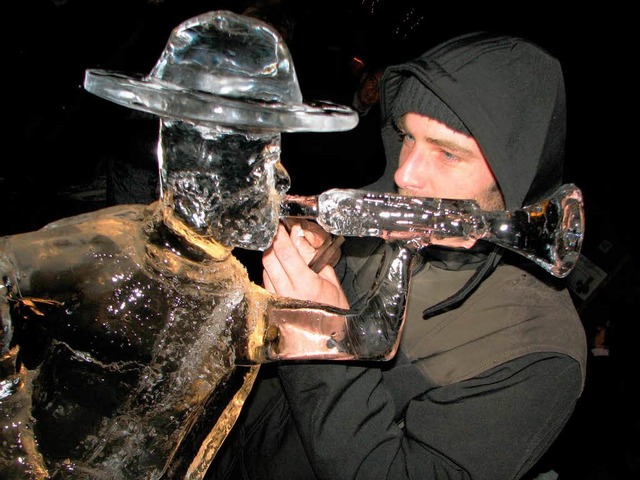 Blickfang  beim Weihnachtsmarkt: Ein E...ine Figur des Trompeters von Sckingen  | Foto: Hildegard Siebold