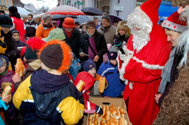 Der Nikolaus  verteilt  Krbbimnner  | Foto: Karin Maier