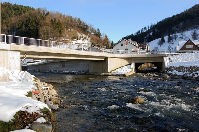 Die  neue Wiesebrcke verbindet die beiden Hlften des Ortsteils Mambach.   | Foto: Paul Berger