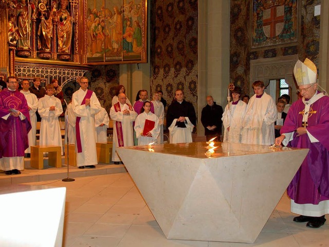 Erzbischof Robert Zollitsch bei der Altarweihe.  | Foto: Peter Stellmach