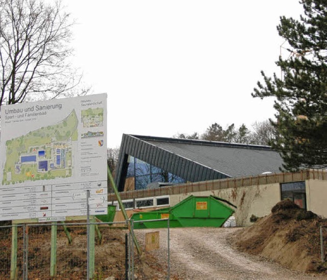 Ein Schild entlang des Elztalradwander... und komplett umgebaut wird (rechts).   | Foto: Frank Kiefer