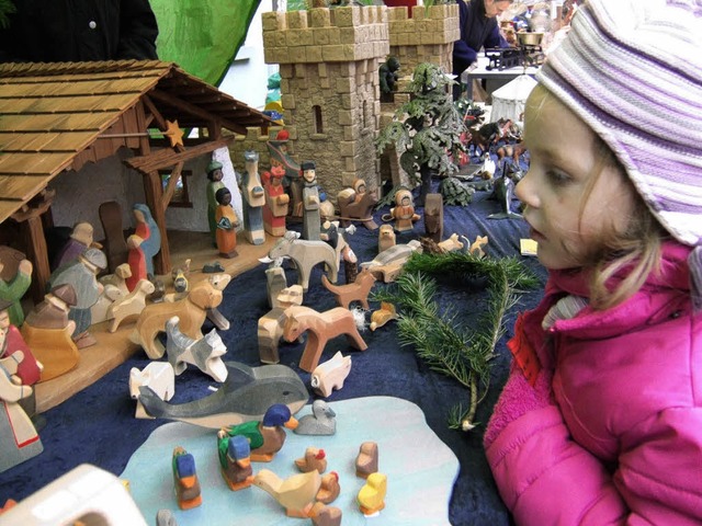 Die Kinder, wie die kleine Sari aus  D... Weihnachtsmarkt gar nicht satt sehen.  | Foto: Susanne Mller