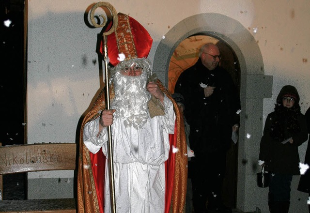 Auch der Nikolaus kam zur Einweihung der Nikolauskapelle   | Foto: ljd