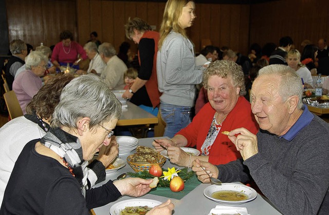 Guten Appetitt: Besucher beim Suppensonntag   | Foto: Sedlak