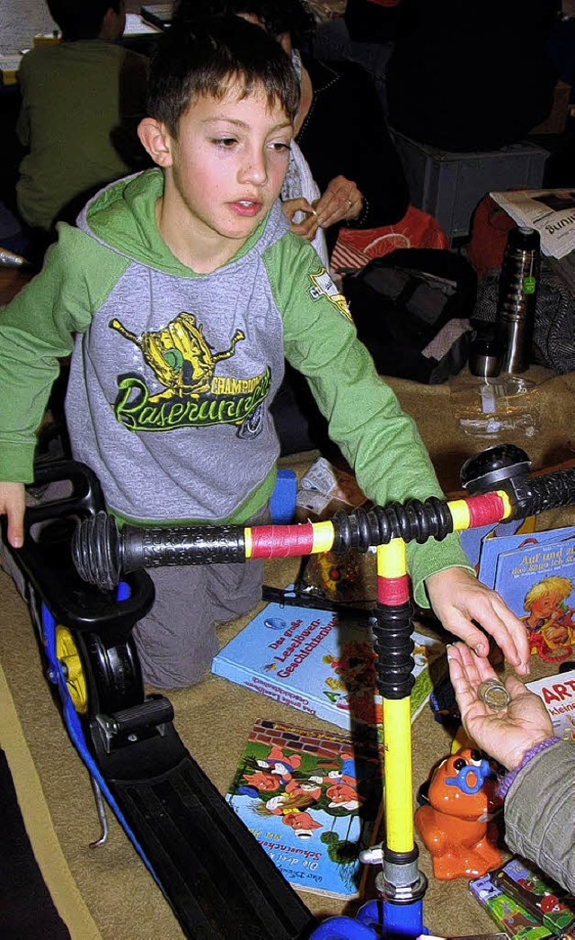 Verkauft: Ein Roller wechselt beim  Kindertrdelmarkt den Besitzer.  | Foto: Siebold