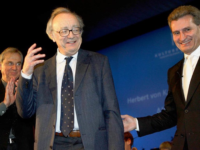 Alfred Brendel (Mitte) mit Laudator Pe...nd Ministerprsident Gnther Oettinger  | Foto: dpa
