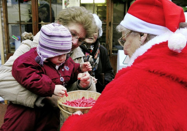 Ein kleiner Glcksbringer beim Losziehen auf dem Geisberger Weihnachtsmarkt   | Foto: Wolfgang Knstle