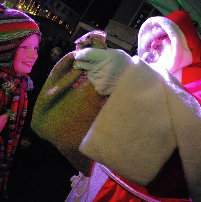 Der Nikolaus verteilte Pckchen an die Kinder.  | Foto: Barbara Ruda