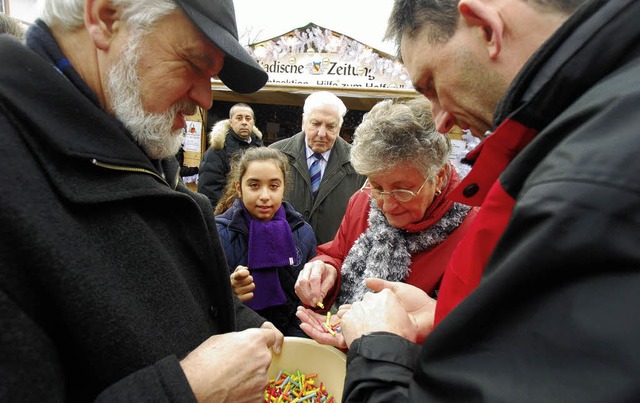 Begehrt waren die Lose der  BZ-Tombola...t vom Ex-Caritas-Chef Josef Stchele.   | Foto: rud