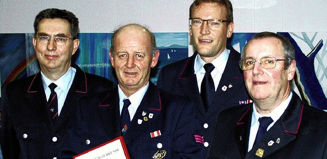 Hans-Rudi Kringel (Zweiter von links) ...n Brenneisen (von rechts).              | Foto: Paul Schleer