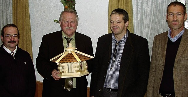 Ein Vogelhuschen bekam Ministerialdir...(von links) als Geschenk berreicht.    | Foto: Lins