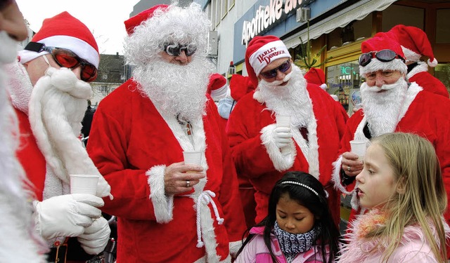 Bei Kindern gern gesehen: Als Nikolus...rley-Freunde am Rathausplatz Station.   | Foto: Sedlak