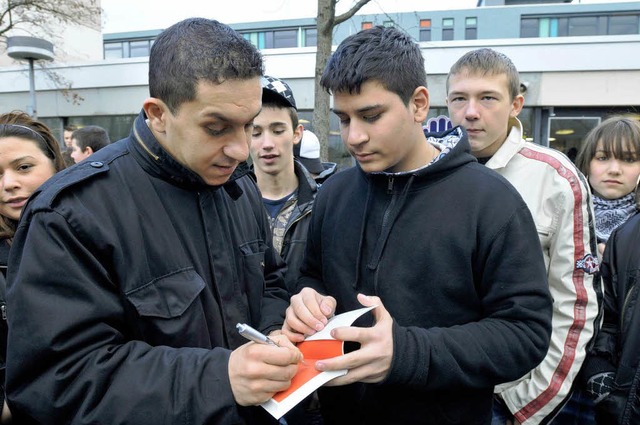 Widmung erwnscht: Fadi Saad zu Gast in der Vigelius-Hauptschule in Freiburg.   | Foto: SChneider