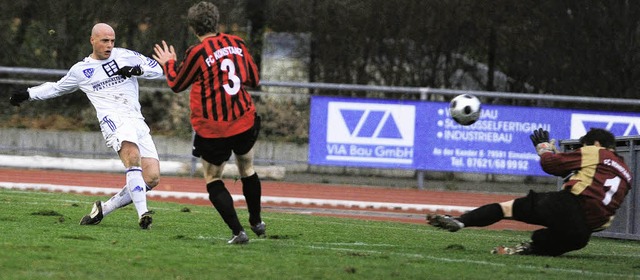 Aus spitzem Winkel erzielt hier Fabio ...il im Heimspiel gegen den FC Konstanz.  | Foto: Meinrad Schn