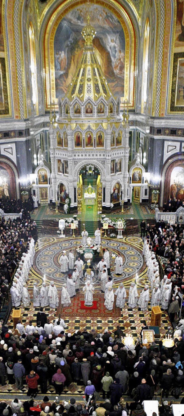 Am Sonntag nahmen russische  Glubige ...der Erlser Abschied von Alexij II.     | Foto: dpa