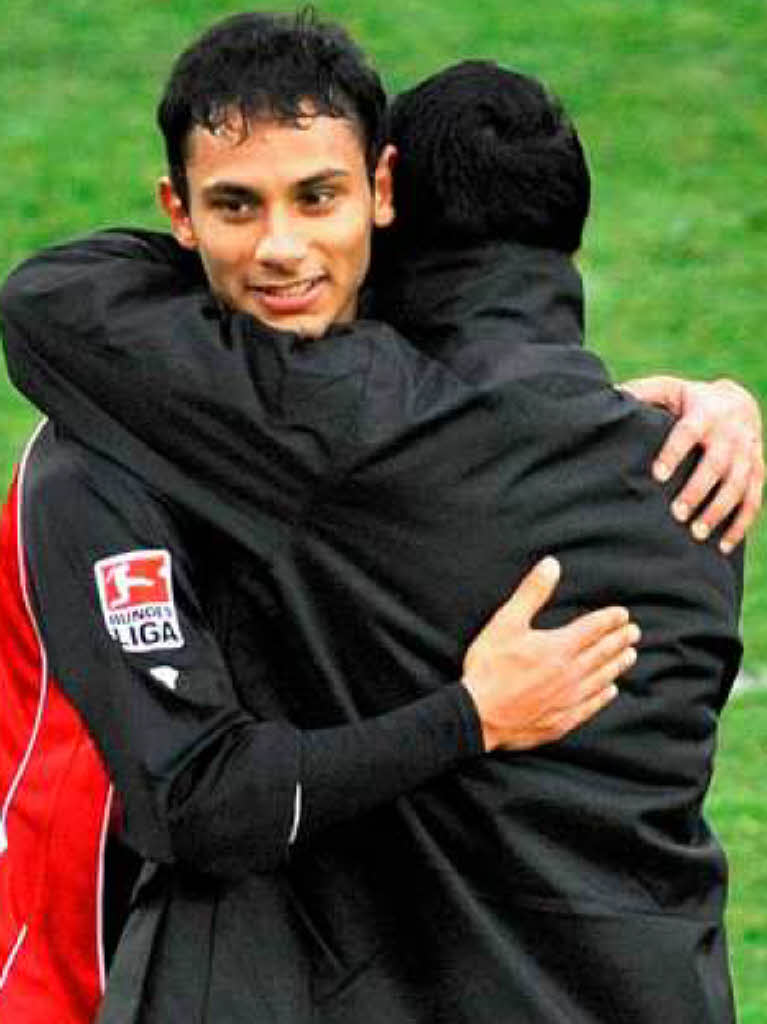 Trainer Robin Dutt umarmt mer Toprak.