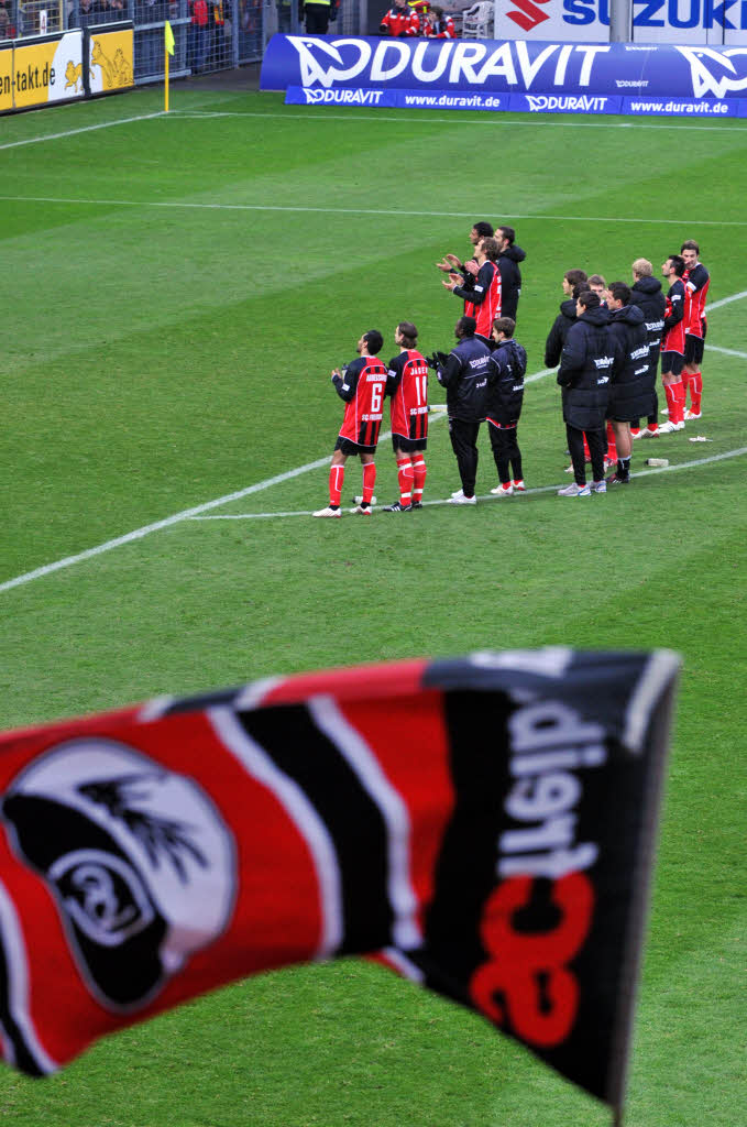 Die SC-Spieler bedanken sich bei  den Fans auf Nord.