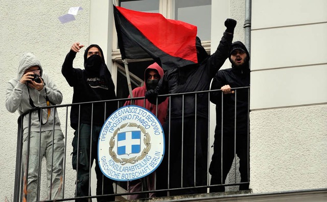 Demonstranten besetzen griechisches Konsulat in Berlin.  | Foto: dpa