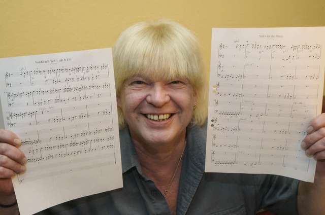 Jrgen &#8222;Judy&#8220; Winter mit den Noten der beiden Songs.  | Foto: dpa